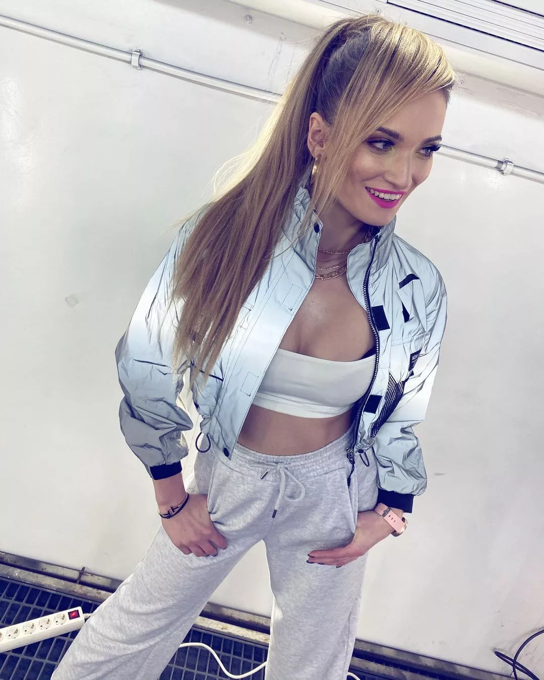 Ponętna publikacja znanej gwiazdy disco polo. Uwagę skupia mocno prowokujący dekolt!
